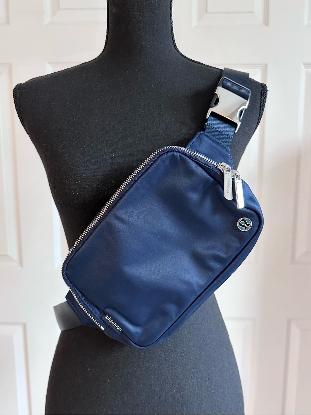 Lululemon Navy Blue Large 2L Everywhere Belt Bag w/ Silver Hardware
